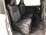 【後部座席】も当然、綺麗・清潔に仕上げております。内装の綺麗なお車は気持ちが良いですし、コンディションのいい車が多いです。これもオススメの1台です。
