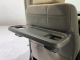 おやつタイムに活躍するシートバックテーブル付きです。