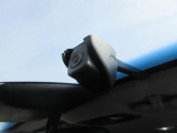 スマートキー付きです。人気装備の一つで、鍵を触らなくてもドアロックの開錠、エンジンの始動が出来ます。雨の日もキーを探す手間からも解放されますね。