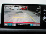 バックカメラの画像です。ガイドラインがスムースな車庫入れをサポートいたします。車庫入れの安心感がアップしますね。