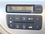 【オートエアコン】一度お好みの温度に設定すれば、車内の温度を検知し風量や温度を自動で調整。暑い&hellip;寒い&hellip;と何度もスイッチ操作をする必要はありません。快適な車内空間には必須の機能ですね♪