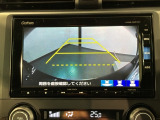 リバースギアに入れるだけで後方の表示へ切り替わります。夜間や雨の日の駐車も楽になりますよ。