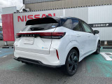 ピュアホワイトパールとスーパーブラックのツートンカラーになります。