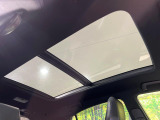 【サンルーフ】開放感たっぷりの希少装備、サンルーフが装着されています!車内に明かりを取り入れたり景色を楽しむ以外にも、車内の空気も簡単に換気できて快適です!