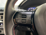運転中もハンドルでの操作が可能です。特に高速道路等の目が離せない運転時には、便利さだけでなく、安全性も兼ね備えております。