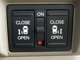 リアドアは乗り降りに便利な両側電動スライドドアです。また運転席に座っていながらスイッチ操作で自在にスライドドアを開け閉めできます。