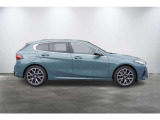 コンパクトなハッチバックながら、ロングノーズ・ショートオーバーハングのBMWらしい伝統的なスタンスを継承しています。
