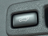 【パワーバックドア】スマートキーや運転席のボタンを押すだけでリアゲートが自動で開閉します!荷物を持っている時や、高い位置にあるバックドアを閉める際に便利な機能です♪