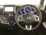 【ハンドル】運転にかかわる様々な操作を安全に行えるように視点移動が少なく操作性に配慮されたスイッチ類が凝縮されたコックピットです。