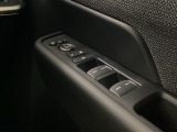 運転席ドアには、ドアミラーの角度調整スイッチとパワーウインドウスイッチを配置。手元で直感的に操作でき、運転中の使い勝手を高めています。