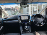 【運転席・インパネまわり】ハンドル・シート・フロアーなど隅々までプロによるクリーニング済み☆彡キレイな車内でドライブが一層快適にお楽しみいただけます!!