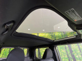 【ガラスルーフ】ガラスルーフ搭載で車内の解放感が一気にアップ!開放的なドライブをお楽しみいただけます。