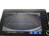バックカメラが付いています。雨や夜でも後方確認が可能です。目視とあわせて、ご利用ください!