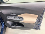 【運転席ドア】ボトルホルダーや収納ポケットが付いているので運転席周りもスッキリ保てます★
