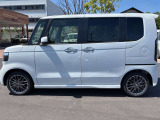 乗り降りのイメージが湧く左側面。ドア面の通りやスライド有無、小キズの出やすい部分も確認◎。
