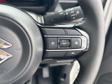 【クルーズコントロール】アクセル操作なしで一定速度を保つ機能。先行車との距離を自動調整する追従型が主流で、高速走行時の疲労を劇的に軽減します。長距離移動が多いお客様への商談では必須の快適装備です。