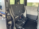 後部座席の座面を跳ね上げて固定すると、背の高い荷物を積むときにとても便利です♪