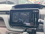 【全方位カメラ】自車を真上から見下ろす視点をモニターに映す機能。駐車や離合時の死角を無くして安全を支えます。トヨタ名のパノラミックビュー等、現代の商談では外せない必須の安全装備です。