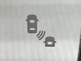 【後方車輛検知】走行中、ドアミラーの死角になりやすい箇所に後続車が接近するとサイドミラー付近に警告を表示、ドライバーに注意喚起をしてくれます。