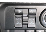 スライドドアの開閉は、ドアハンドルはもちろん運転席からのスイッチ操作でも可能です。お子様の送迎時の乗り降りも一段と楽になります。
