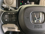 オーディオのチャンネル変更やボリュームなどの操作スイッチの他に、レフトセレクターホイールがついています。中央部を指先で上下に動かすことで、マルチインフォメーション・ディスプレイの各表示が確認できます。
