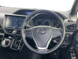 運転席まわりです。 各操作スイッチは使いやすい位置に配置されてます。