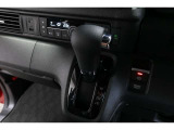 インパネシフトだから視線の移動も少なく足元もスッキリ♪運転席もゆったりしているのでゆとりを持ってドライブできますね!
