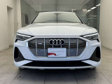 シングルフレームグリルはAudiの象徴的なデザイン要素であり、一目でAudiとわかるスタイル、大きくて迫力のある形状が車のスポーティな印象を強調しており、魅力的なデザインとなっています。