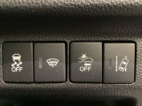 Hondaセンシング用の、VSA(ABS+TCS+横滑り抑制)解除と路外逸脱抑制機能のオンオフスイッチなどはハンドルの右側に装備しています。