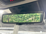 【デジタルインナーミラー】後席の大きな荷物や同乗者で後方が確認しづらい時でも安心!カメラが撮影した車両後方の映像をルームミラー内に表示。クリアな視界で状況の確認が可能です!