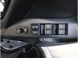 運転席ドアの操作しやすい位置にミラー操縦スイッチがついておりますので、ストレスなく自分のフィットする位置にセッティング頂けます。