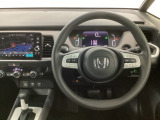 【ハンドル】運転にかかわる様々な操作を安全に行えるように視点移動が少なく操作性に配慮されたスイッチ類が凝縮されたコックピットです。