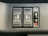 狭い所でも乗り降り楽々な両側電動スライドドアです!簡単にドアの開閉が出来る為女性やお年寄りにも優しく、荷物で手が塞がった時なども大変便利です!