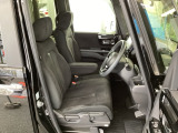 フロント広々、ベンチシートの運転席は、ハイトアジャスターが付いているので、快適にドライブができます。ハンドルはチルトステアリングで、ハンドル位置を上下に調節できます。