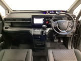 車内は光触媒抗菌消臭施工済です。スタイリッシュなデザインでスポーティなインパネ周りを演出します。グローブボックスやカップホルダーのほかにトレーなどたくさんの収納スペースが付いています。
