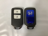 スマートキーを装備しています。鍵を差し込むことなくドアロックの開け閉めと、スタートボタン操作でのエンジンスタートができます。スペアキーも同じものを用意しております。
