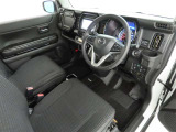 シンプルで使いやすいデザインの運転席です。