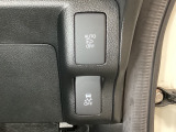 VSA装備車です。VSAはドライバーの操作と車の動きを見守っています。もし車の挙動が乱れたとき、4輪別々にブレーキをかけたり、エンジンパワーをしぼることによって車を安定させます。