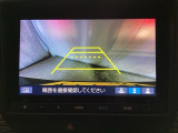 バックでの車庫入れも安心です! リアカメラが付いているバックモニター付のナビを装備しております。操作線もついており距離感も画面から確認できます。