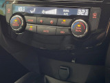 【左右独立型フルオートエアコン】運転席と助手席でそれぞれお好みの温度に設定可能。同乗者にも配慮した、快適な空調をお届け致します。