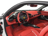 こちらは左ハンドルのお車でございます。内装色はRosso Ferrariを選択しております。