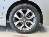 純正のアルミホイール装着車です。タイヤサイズは165/65R15です。