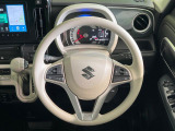 インテリアに合わせたデザインのステアリングは、運転される方のことも考え、運転しやすい形状、大きさです。是非一度、実際に触ってお確かめください。