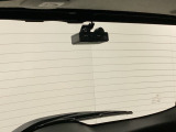 後方にもドライブレコーダーのカメラが付いています。前後両方でお車の周りを監視・記録いたします。