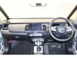 操作性に優れた運転席となります!小物入れや各ボタンの配置にこだわり、使いやすいです!座り心地もよく視認性も良好なのでロングドライブもお任せ下さい!