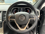 革巻きのステアリングハンドル!JEEPロゴがおしゃれでかわいいです。