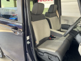 肘掛けとシートヒーター装備のフロントシートで長時間でも快適ドライブ!