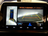 【全周囲モニター】車を上空から見下ろしたような映像をカーナビ画面に映し出し、車庫入れや縦列駐車をサポートしてくれます。