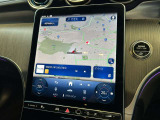 メルセデスのシートは少し硬めになっております。長時間の運転の際、適度な反発があることでお尻や腰の負担を減らす効果が御座います。