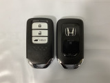 スマートキーを装備しています。鍵を差し込むことなくドアロックの開け閉めと、スタートボタン操作でのエンジンスタートができます。ボタン操作でトランクが開けられる電動テールゲートのボタンもついています。